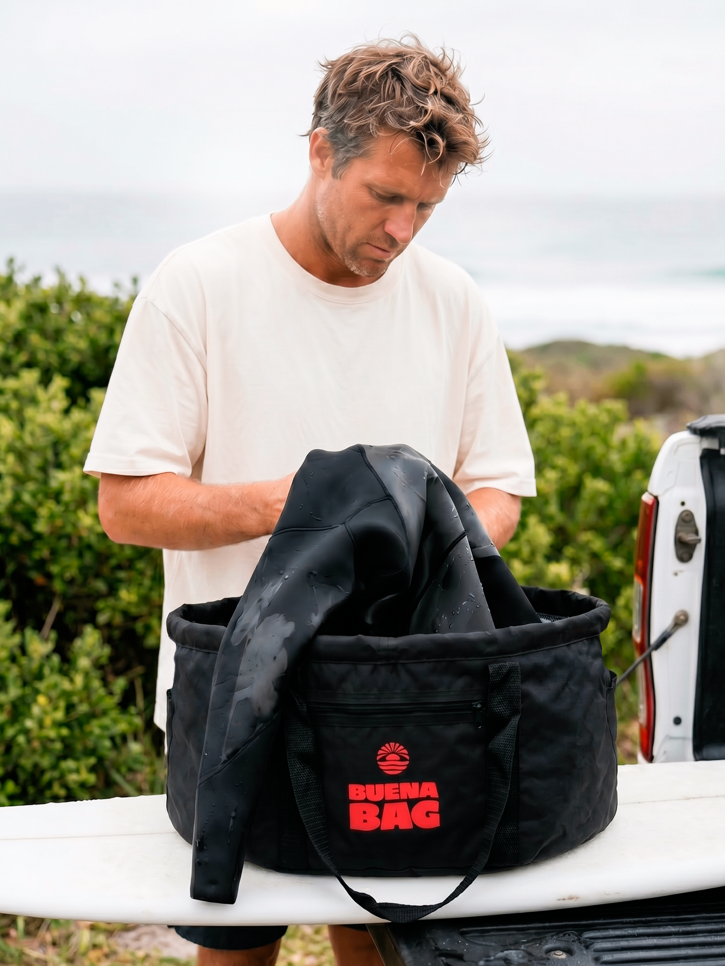 Surfista guardando o long john na Buena Bag