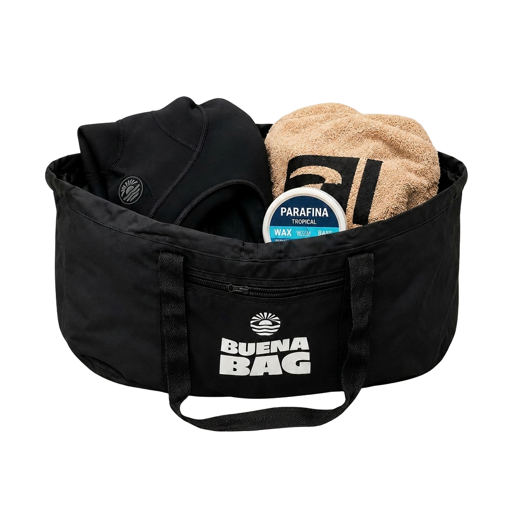 Buena Bag preta com roupa molhada, toalha e parafina